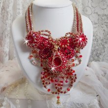 Rubin Plastron-Halskette, bestickt mit Perlen aus rotem Achat und Halbedelsteinkoralle in Haute-Couture-Optik